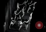 Standbild Chorus Line New York City USA, 1936, aus Sekunde 16 historischem Filmmaterial Videoclip 65675074454