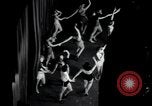 Standbild Chorus Line New York City USA, 1936, aus Sekunde 18 historischem Filmmaterial Videoclip 65675074454