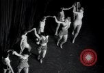 Standbild Chorus Line New York City USA, 1936, aus Sekunde 22 historischem Filmmaterial Videoclip 65675074454