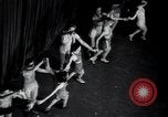 Standbild Chorus Line New York City USA, 1936, aus Sekunde 23 historischem Filmmaterial Videoclip 65675074454