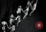 Standbild Chorus Line New York City USA, 1936, aus Sekunde 24 historischem Filmmaterial Videoclip 65675074454