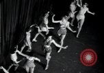 Standbild Chorus Line New York City USA, 1936, aus Sekunde 25 historischem Filmmaterial Videoclip 65675074454