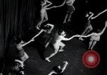 Standbild Chorus Line New York City USA, 1936, aus Sekunde 30 historischem Filmmaterial Videoclip 65675074454