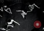 Standbild Chorus Line New York City USA, 1936, aus Sekunde 31 historischem Filmmaterial Videoclip 65675074454