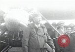 Image Charles Lindbergh et sa mère Long Island New York USA, 1927, de la seconde 1 séquences d'archives historiques vidéo 65675074467