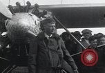 Image Charles Lindbergh et sa mère Long Island New York USA, 1927, de la seconde 3 séquences d'archives historiques vidéo 65675074467
