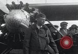 Image Charles Lindbergh et sa mère Long Island New York USA, 1927, de la seconde 4 séquences d'archives historiques vidéo 65675074467