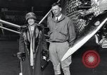 Image Charles Lindbergh et sa mère Long Island New York USA, 1927, de la seconde 7 séquences d'archives historiques vidéo 65675074467
