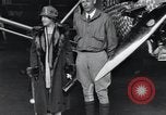 Image Charles Lindbergh et sa mère Long Island New York USA, 1927, de la seconde 8 séquences d'archives historiques vidéo 65675074467