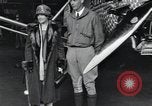 Image Charles Lindbergh et sa mère Long Island New York USA, 1927, de la seconde 9 séquences d'archives historiques vidéo 65675074467