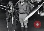Image Charles Lindbergh et sa mère Long Island New York USA, 1927, de la seconde 11 séquences d'archives historiques vidéo 65675074467