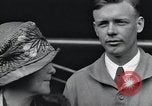Image Charles Lindbergh et sa mère Long Island New York USA, 1927, de la seconde 12 séquences d'archives historiques vidéo 65675074467