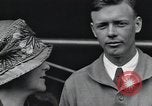 Image Charles Lindbergh et sa mère Long Island New York USA, 1927, de la seconde 13 séquences d'archives historiques vidéo 65675074467
