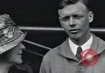 Image Charles Lindbergh et sa mère Long Island New York USA, 1927, de la seconde 14 séquences d'archives historiques vidéo 65675074467
