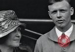 Image Charles Lindbergh et sa mère Long Island New York USA, 1927, de la seconde 15 séquences d'archives historiques vidéo 65675074467