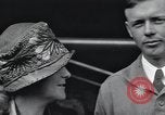 Image Charles Lindbergh et sa mère Long Island New York USA, 1927, de la seconde 16 séquences d'archives historiques vidéo 65675074467