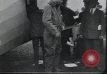 Image Charles Lindbergh et sa mère Long Island New York USA, 1927, de la seconde 17 séquences d'archives historiques vidéo 65675074467