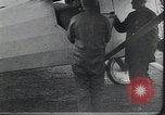 Image Charles Lindbergh et sa mère Long Island New York USA, 1927, de la seconde 22 séquences d'archives historiques vidéo 65675074467