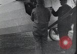 Image Charles Lindbergh et sa mère Long Island New York USA, 1927, de la seconde 23 séquences d'archives historiques vidéo 65675074467