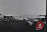 Image Charles Lindbergh et sa mère Long Island New York USA, 1927, de la seconde 28 séquences d'archives historiques vidéo 65675074467