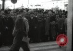 Standbild Menge Lissabon Portugal, 1942, aus Sekunde 4 historischem Filmmaterial Videoclip 65675074494