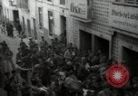Standbild Menge Lissabon Portugal, 1942, aus Sekunde 15 historischem Filmmaterial Videoclip 65675074494