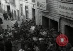 Standbild Menge Lissabon Portugal, 1942, aus Sekunde 19 historischem Filmmaterial Videoclip 65675074494