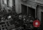 Standbild Menge Lissabon Portugal, 1942, aus Sekunde 23 historischem Filmmaterial Videoclip 65675074494
