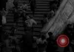 Standbild Menge Lissabon Portugal, 1942, aus Sekunde 37 historischem Filmmaterial Videoclip 65675074494