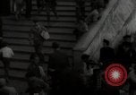 Standbild Menge Lissabon Portugal, 1942, aus Sekunde 41 historischem Filmmaterial Videoclip 65675074494