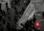 Standbild Menge Lissabon Portugal, 1942, aus Sekunde 46 historischem Filmmaterial Videoclip 65675074494