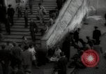 Standbild Menge Lissabon Portugal, 1942, aus Sekunde 54 historischem Filmmaterial Videoclip 65675074494
