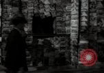 Standbild Menge Lissabon Portugal, 1942, aus Sekunde 57 historischem Filmmaterial Videoclip 65675074494