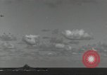 Standbild japanische Flugzeuge Leyte Gulf Philippinen, 1944, aus Sekunde 61 historischem Filmmaterial Videoclip 65675074596