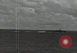 Image SB2C-5 aéronefs présents sur le support Golfe de Leyte, 1944, de la seconde 7 séquences d'archives historiques vidéo 65675074608