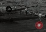 Image SB2C-5 aéronefs présents sur le support Golfe de Leyte, 1944, de la seconde 15 séquences d'archives historiques vidéo 65675074608