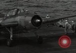 Image SB2C-5 aéronefs présents sur le support Golfe de Leyte, 1944, de la seconde 17 séquences d'archives historiques vidéo 65675074608