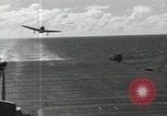 Image SB2C-5 aéronefs présents sur le support Golfe de Leyte, 1944, de la seconde 33 séquences d'archives historiques vidéo 65675074608