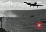 Image SB2C-5 aéronefs présents sur le support Golfe de Leyte, 1944, de la seconde 36 séquences d'archives historiques vidéo 65675074608