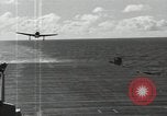 Image SB2C-5 aéronefs présents sur le support Golfe de Leyte, 1944, de la seconde 38 séquences d'archives historiques vidéo 65675074608