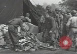 Standbild Unternehmen einen Soldaten Torquay England, 1944, aus Sekunde 5 historischem Filmmaterial Videoclip 65675074617