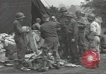 Standbild Unternehmen einen Soldaten Torquay England, 1944, aus Sekunde 7 historischem Filmmaterial Videoclip 65675074617