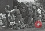 Standbild Unternehmen einen Soldaten Torquay England, 1944, aus Sekunde 8 historischem Filmmaterial Videoclip 65675074617