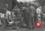 Standbild Unternehmen einen Soldaten Torquay England, 1944, aus Sekunde 13 historischem Filmmaterial Videoclip 65675074617