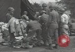 Standbild Unternehmen einen Soldaten Torquay England, 1944, aus Sekunde 14 historischem Filmmaterial Videoclip 65675074617