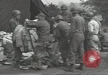 Standbild Unternehmen einen Soldaten Torquay England, 1944, aus Sekunde 15 historischem Filmmaterial Videoclip 65675074617