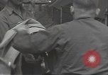 Standbild Unternehmen einen Soldaten Torquay England, 1944, aus Sekunde 23 historischem Filmmaterial Videoclip 65675074617