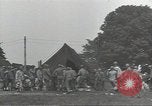 Standbild Unternehmen einen Soldaten Torquay England, 1944, aus Sekunde 28 historischem Filmmaterial Videoclip 65675074617
