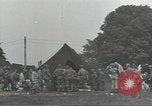 Standbild Unternehmen einen Soldaten Torquay England, 1944, aus Sekunde 29 historischem Filmmaterial Videoclip 65675074617
