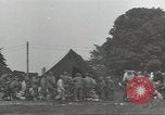 Standbild Unternehmen einen Soldaten Torquay England, 1944, aus Sekunde 30 historischem Filmmaterial Videoclip 65675074617